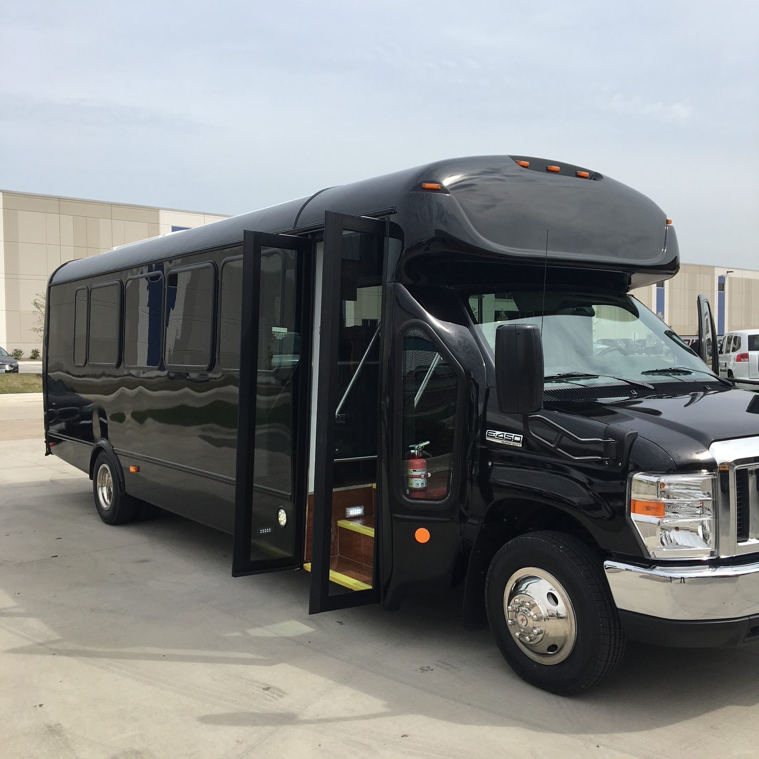 Chicago Airport Shuttle Bus, Shuttle Buses, Shuttle Bus to O'Hare, Shuttle Bus to Midway, Coach Bus, Coach Buses